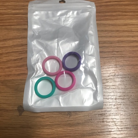 Jewelry - NWT 4 silicone rings
